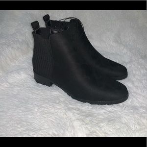 Ellen Tracy booties Brand new size 7 1/2.